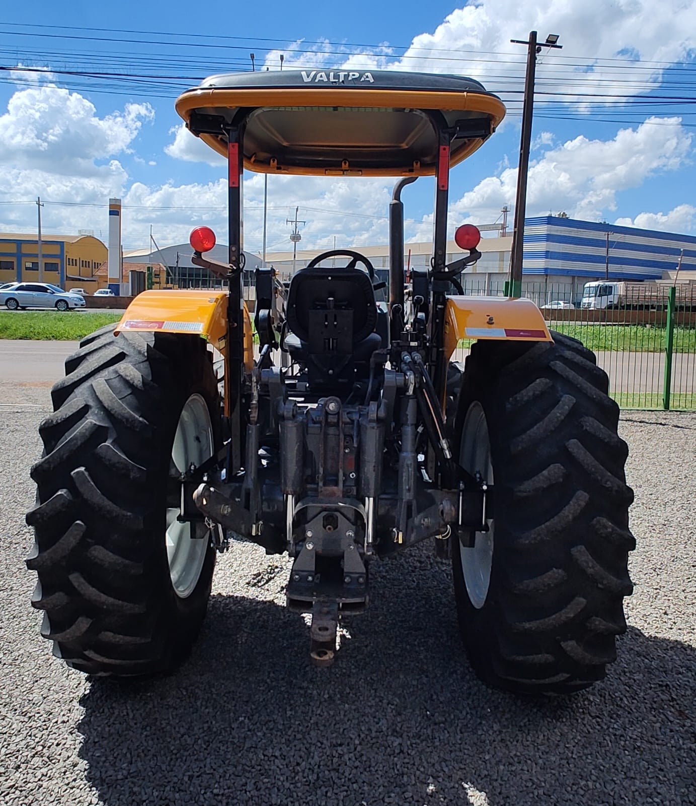 Trator Valtra A 950 R com plaina dianteira Marispan M 85.