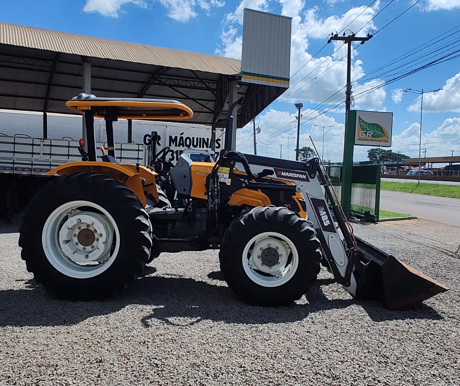 Trator Valtra A 950 R com plaina dianteira Marispan M 85.