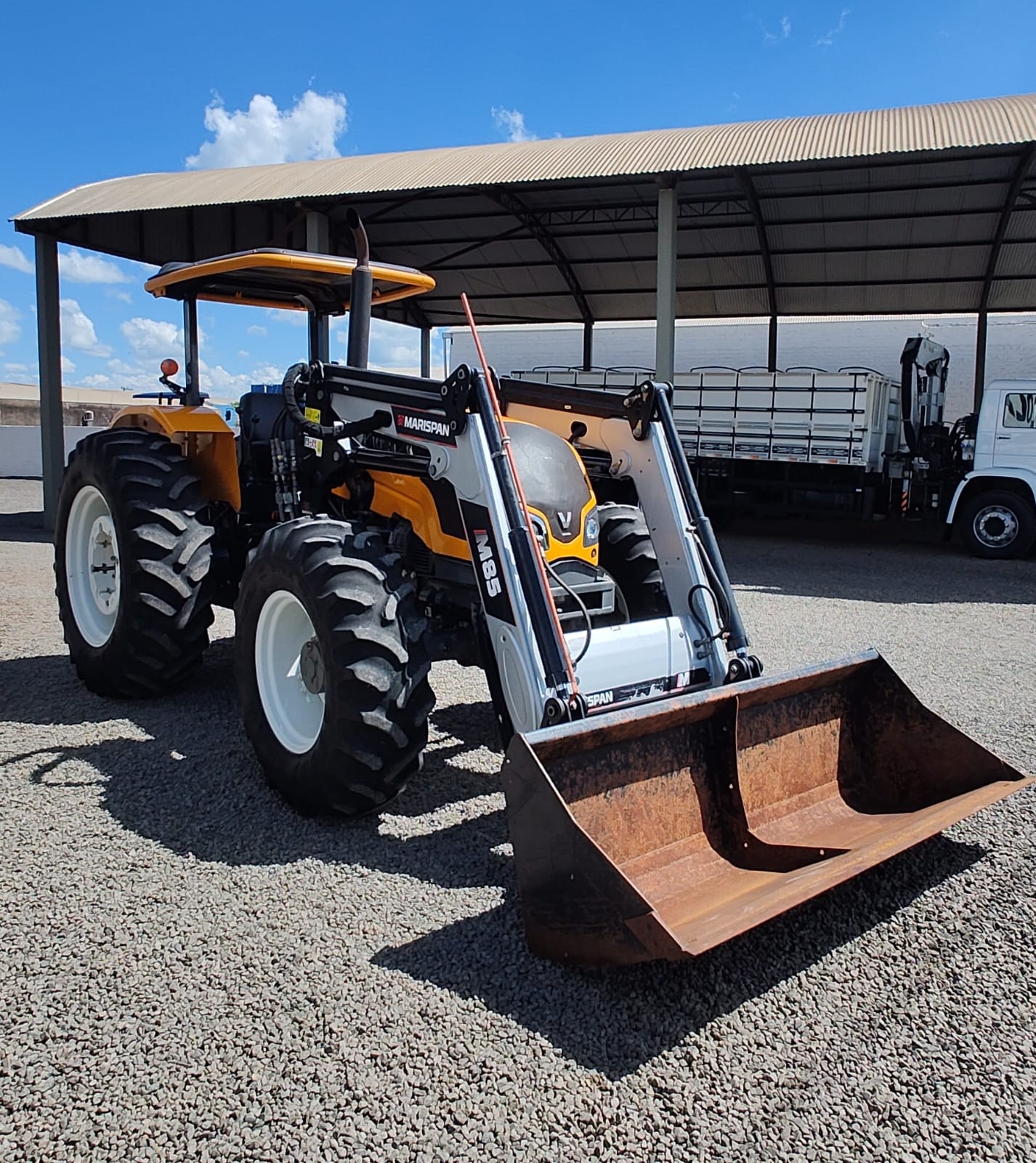Trator Valtra A 950 R com plaina dianteira Marispan M 85.