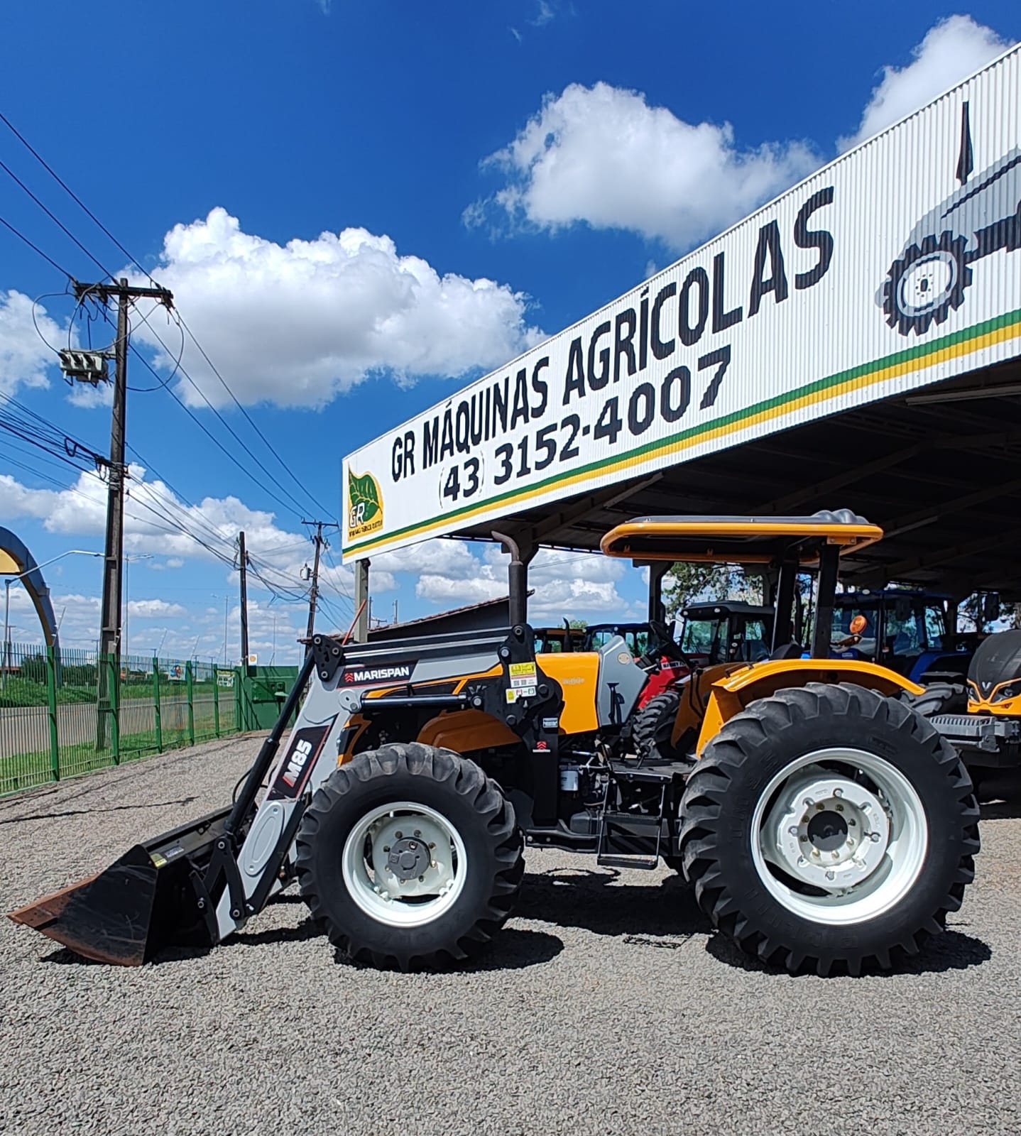 Trator Valtra A 950 R com plaina dianteira Marispan M 85.
