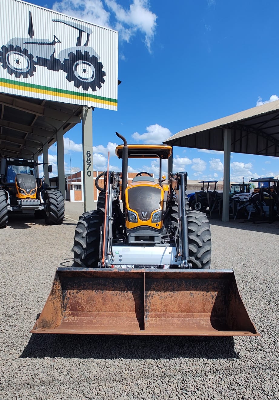 Trator Valtra A 950 R com plaina dianteira Marispan M 85.