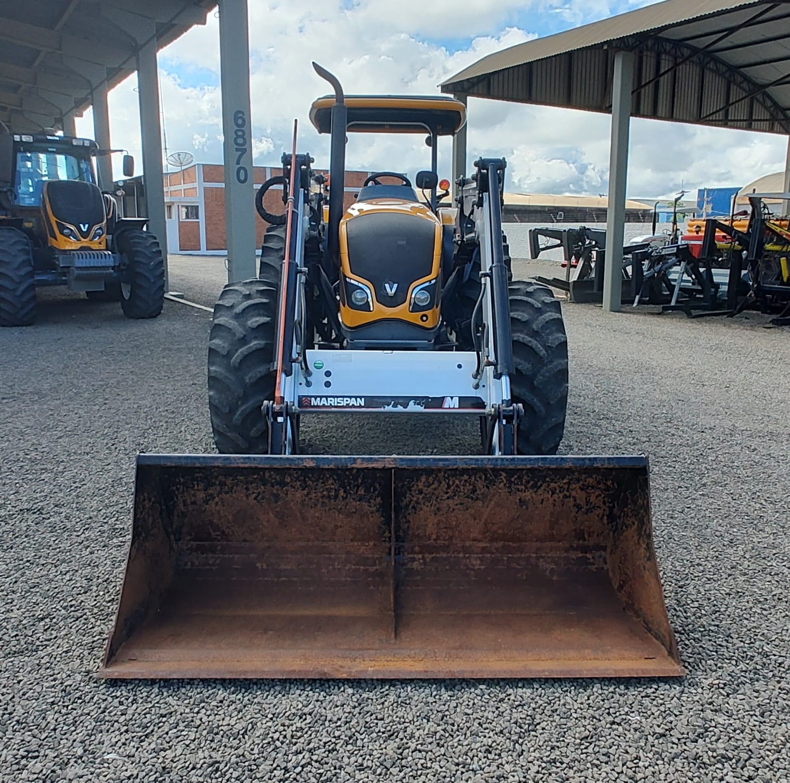 Trator Valtra A 950 R com plaina dianteira Marispan M 85.