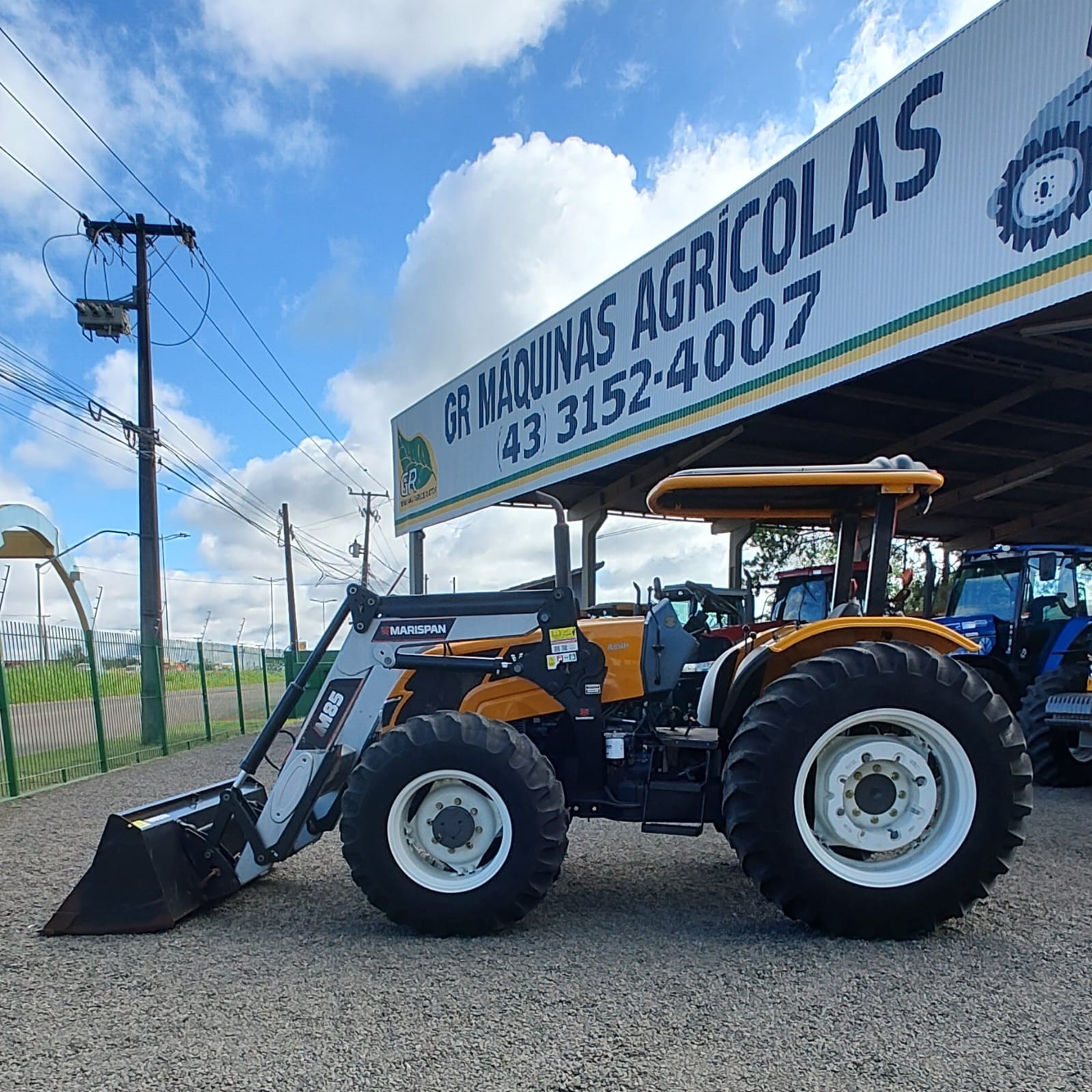 Trator Valtra A 950 R com plaina dianteira Marispan M 85.