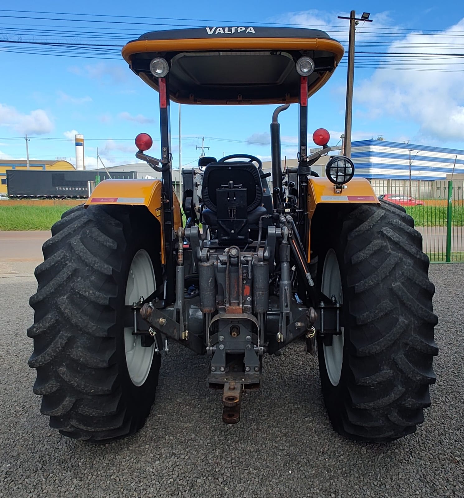 Trator Valtra A 950 R com plaina dianteira Marispan M 85.