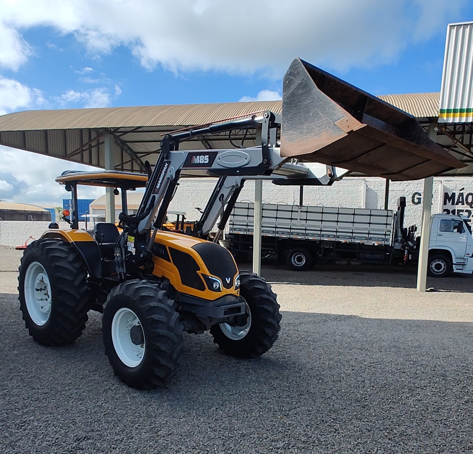 Trator Valtra A 950 R com plaina dianteira Marispan M 85.