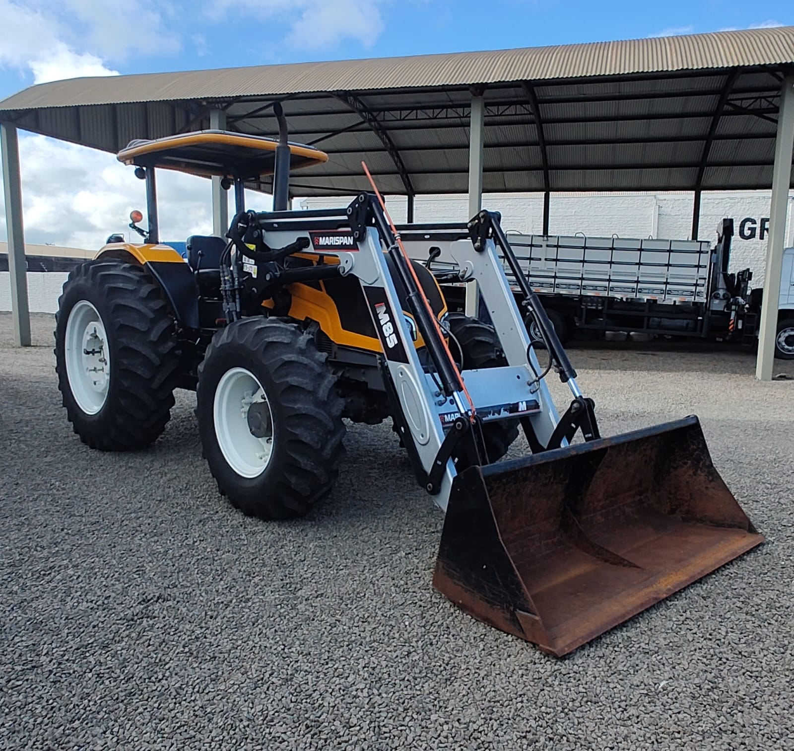 Trator Valtra A 950 R com plaina dianteira Marispan M 85.