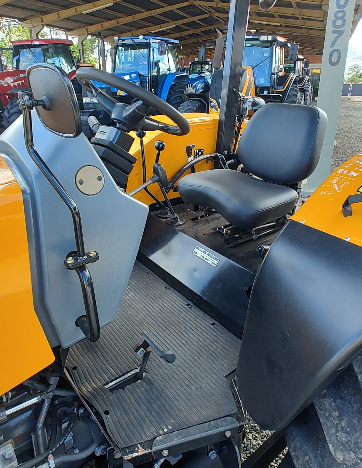 Trator Valtra A 950 R com plaina dianteira Marispan M 85.