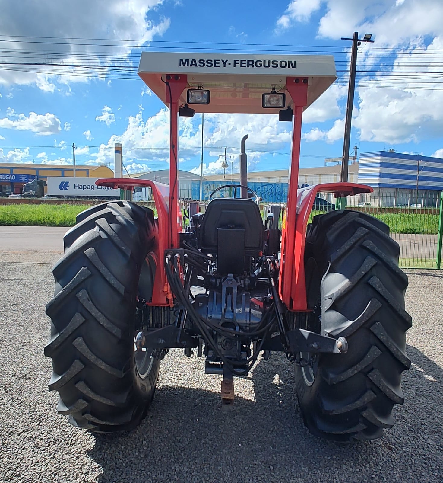Trator Massey Ferguson MF 290 com plaina dianteira Stara ano 1984.