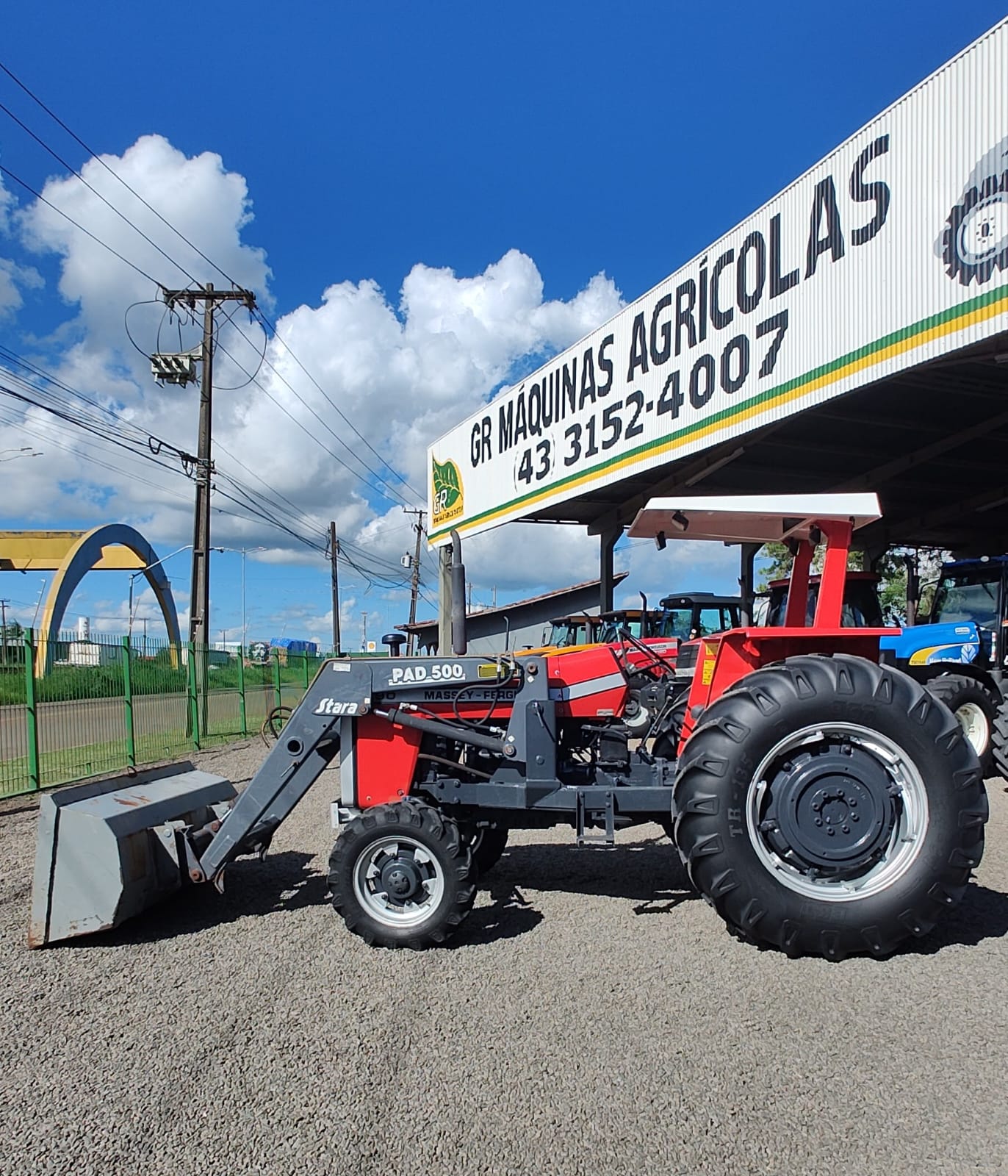 Trator Massey Ferguson MF 290 com plaina dianteira Stara ano 1984.
