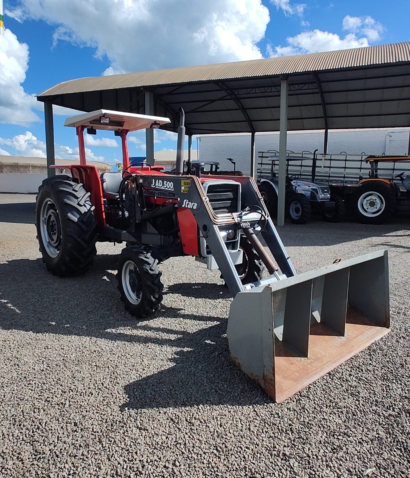 Trator Massey Ferguson MF 290 com plaina dianteira Stara ano 1984.
