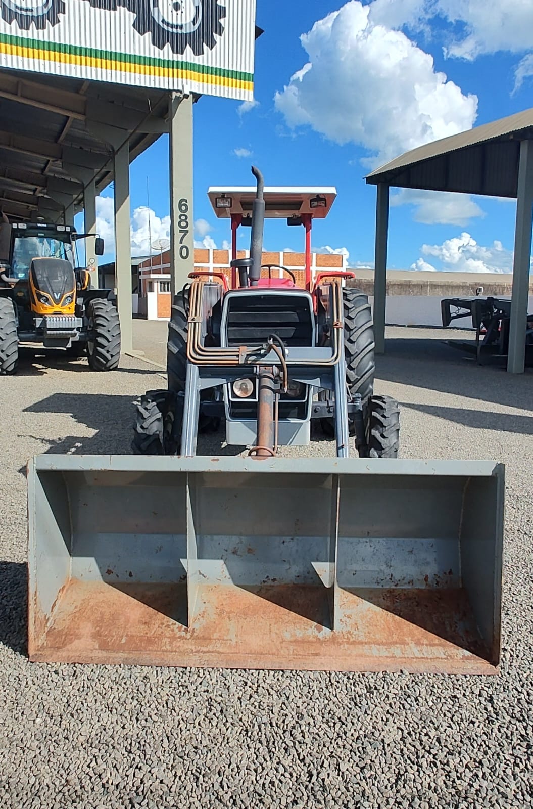 Trator Massey Ferguson MF 290 com plaina dianteira Stara ano 1984.