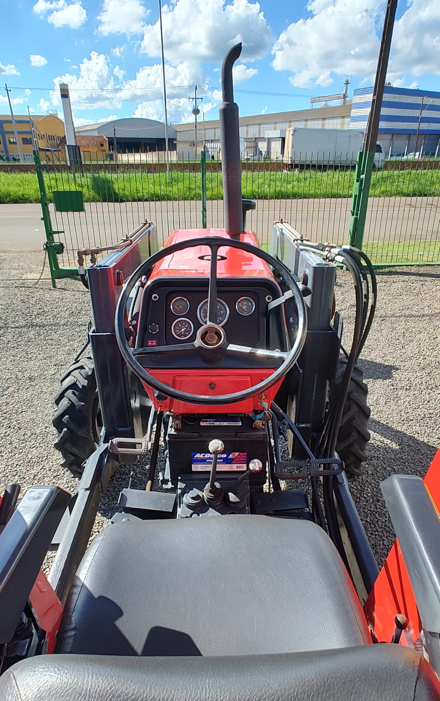 Trator Massey Ferguson MF 290 com plaina dianteira Stara ano 1984.